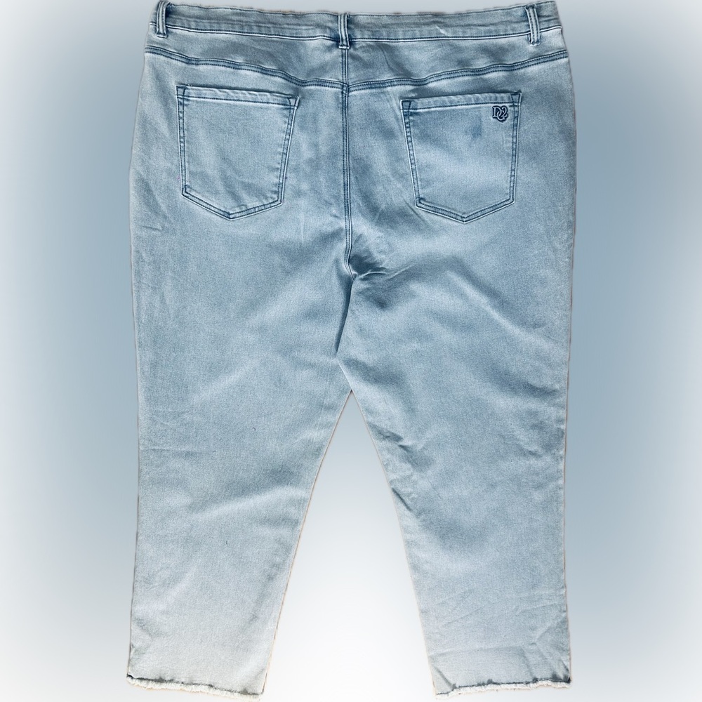 NWT DG2 by Diane Gilman SZ 24WT Light Blue Floral Ankle Jeans/waist 44”- 50” - Picture 5 of 10